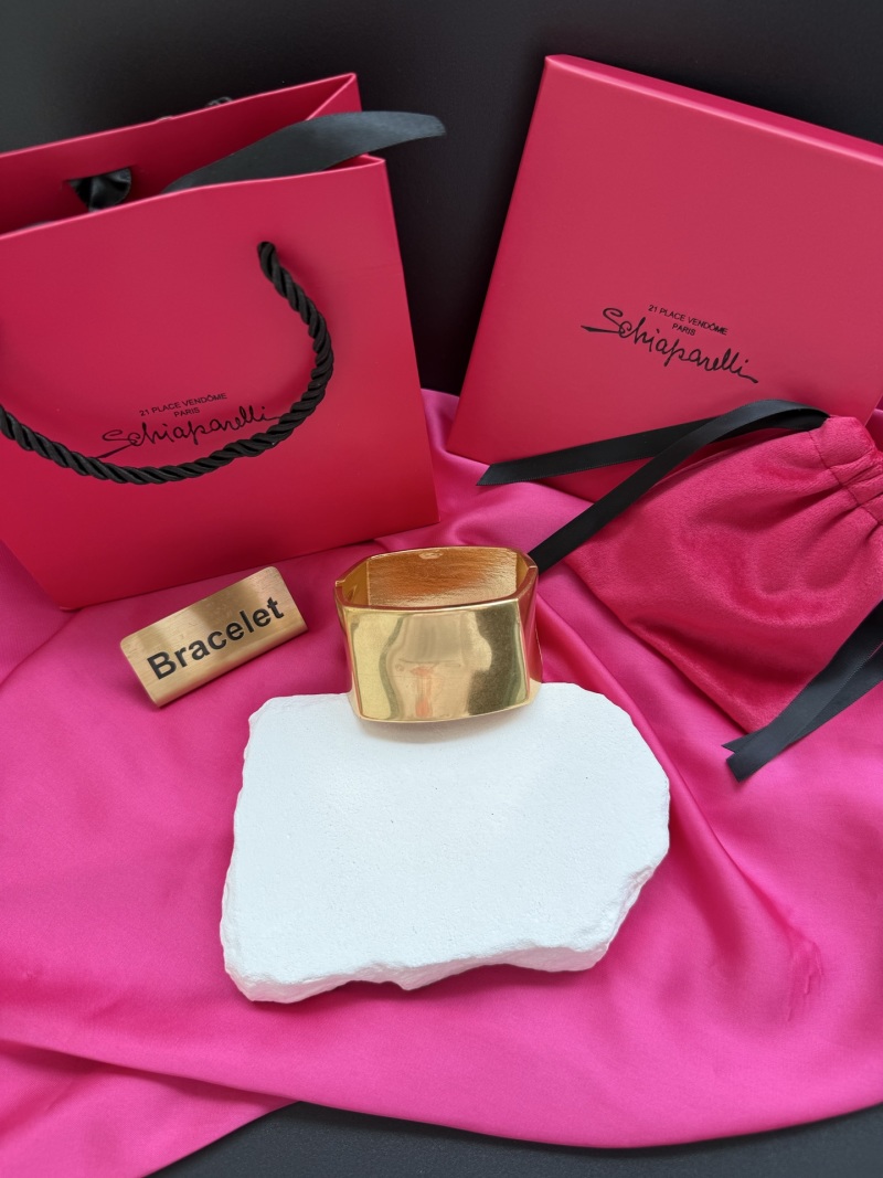 Золотистый браслет Schiaparelli