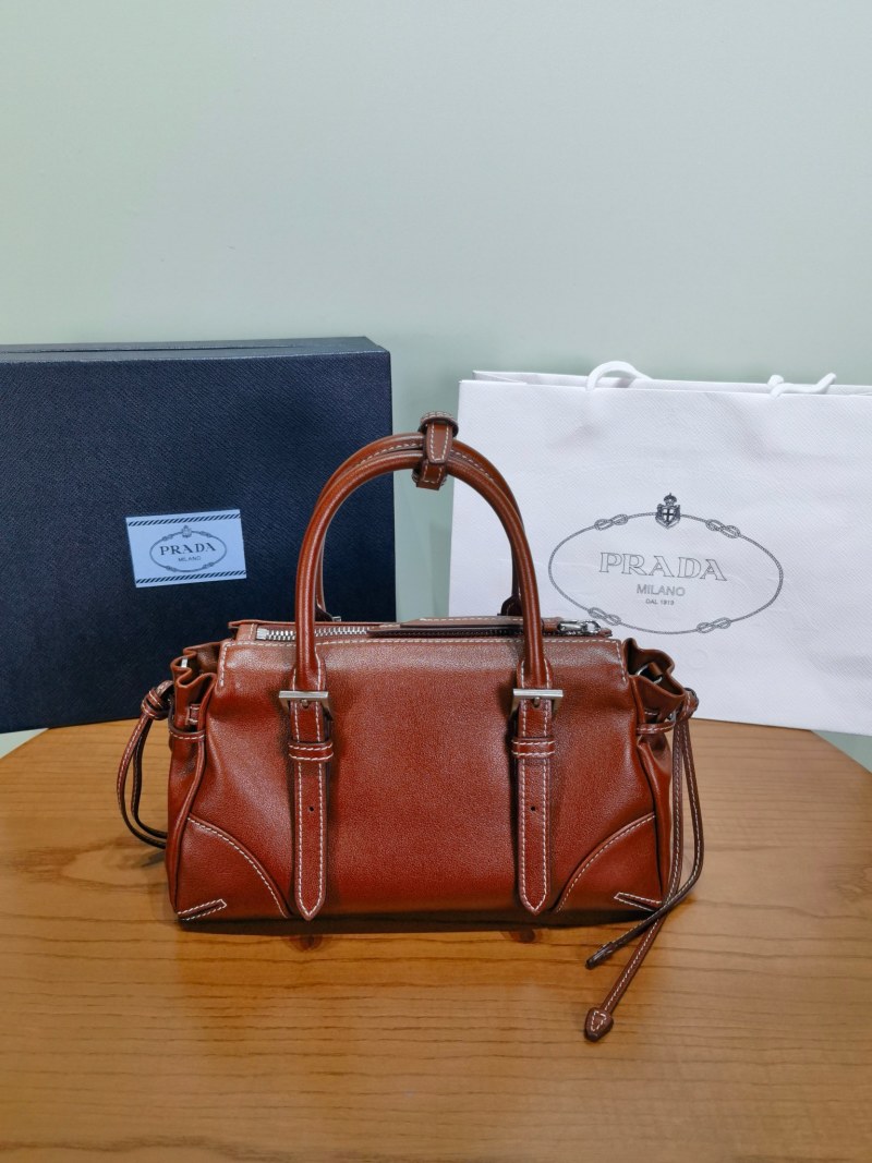 Сумка Prada Bonnie из зернистой кожи