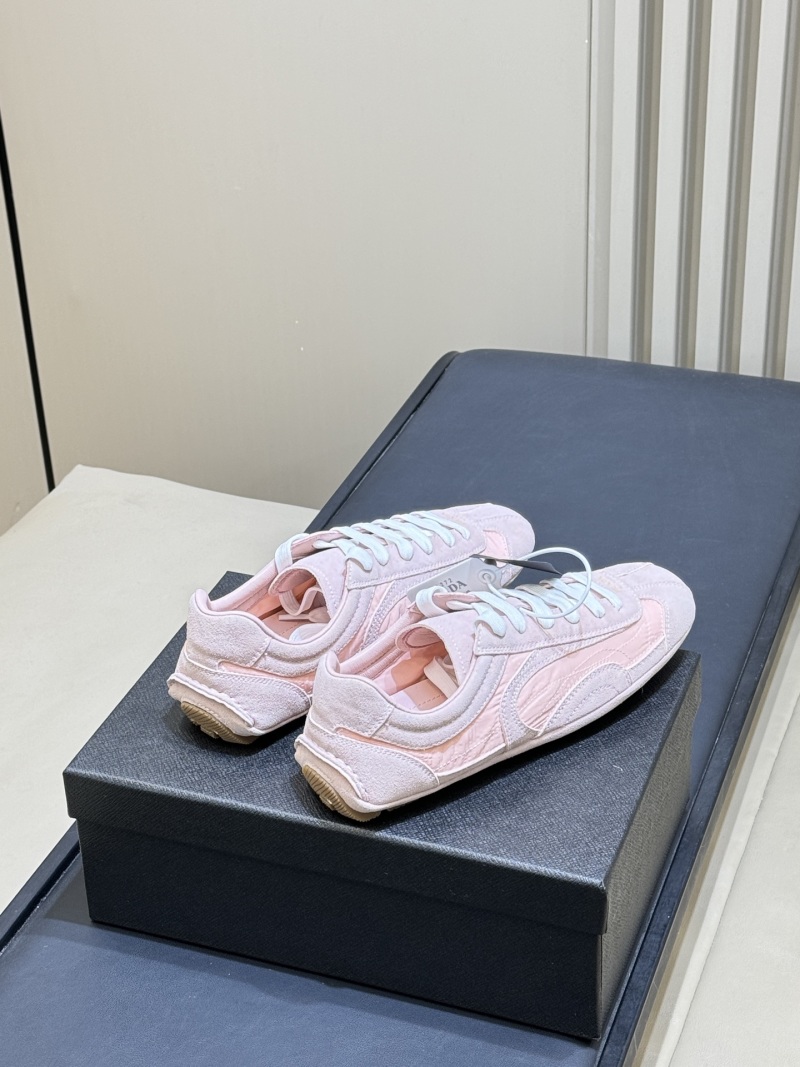 Женские кроссовки Prada в пастельных тонах