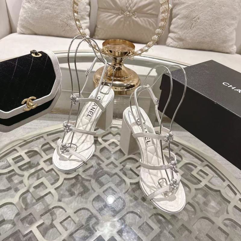 Белые кожаные сандалии Chanel с каблуком и цветочным декором