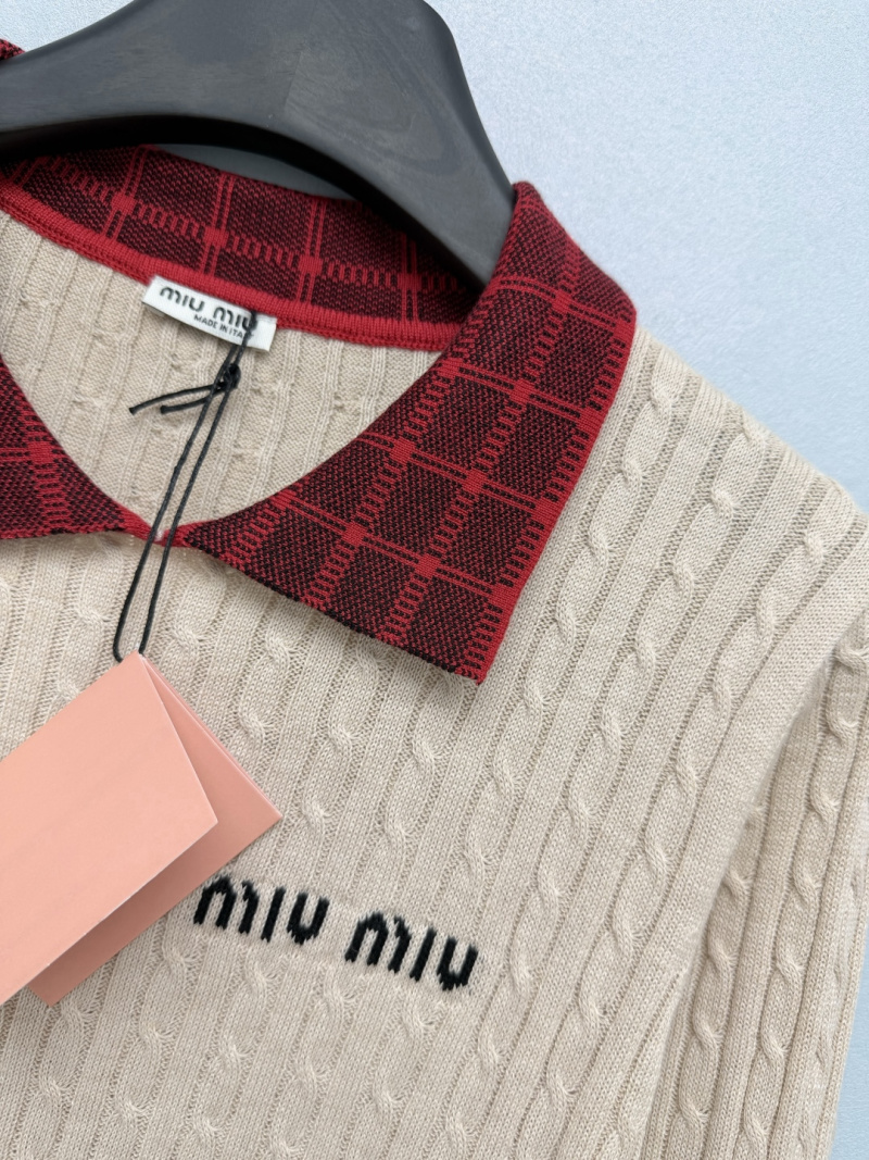 Модный свитер Miu Miu с клетчатым воротником