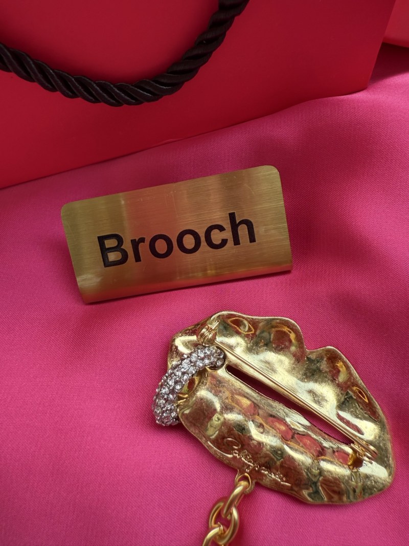 Брошь Schiaparelli в виде губ и глаза