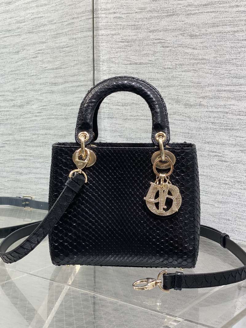 Черная сумка Lady Dior с тиснением под змею