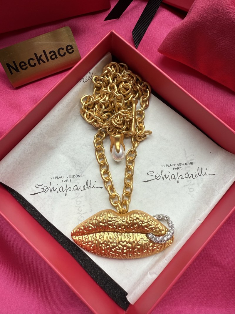 Золотистое колье с подвеской в виде губ Schiaparelli