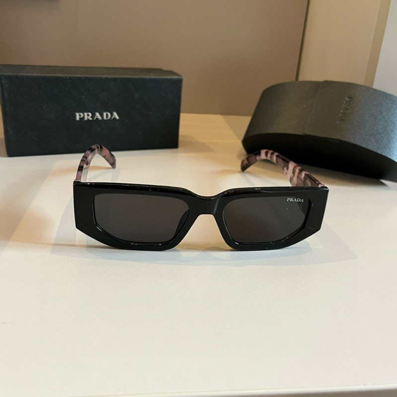 Солнцезащитные очки Prada