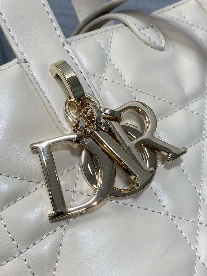 Сумка Dior Lady Dior белого цвета