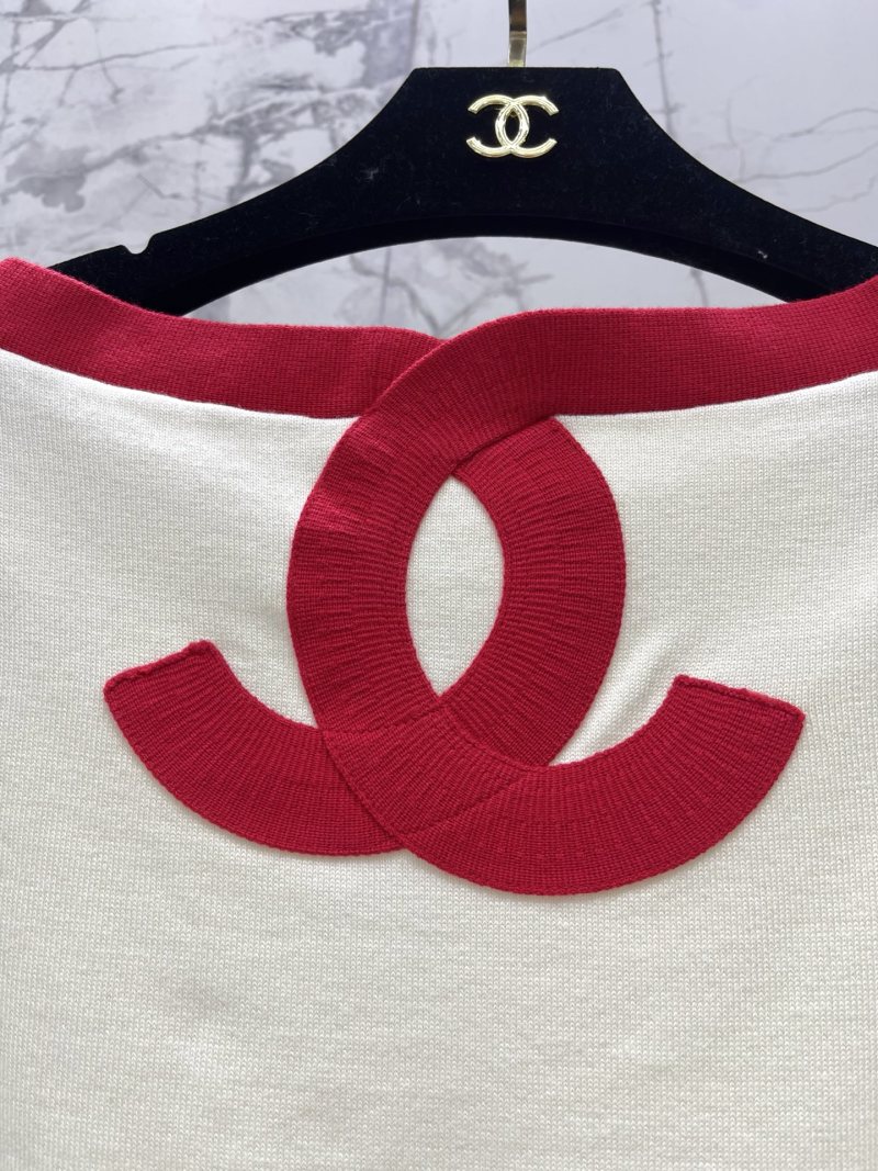 Женский свитшот с декоративным элементом на спине Chanel