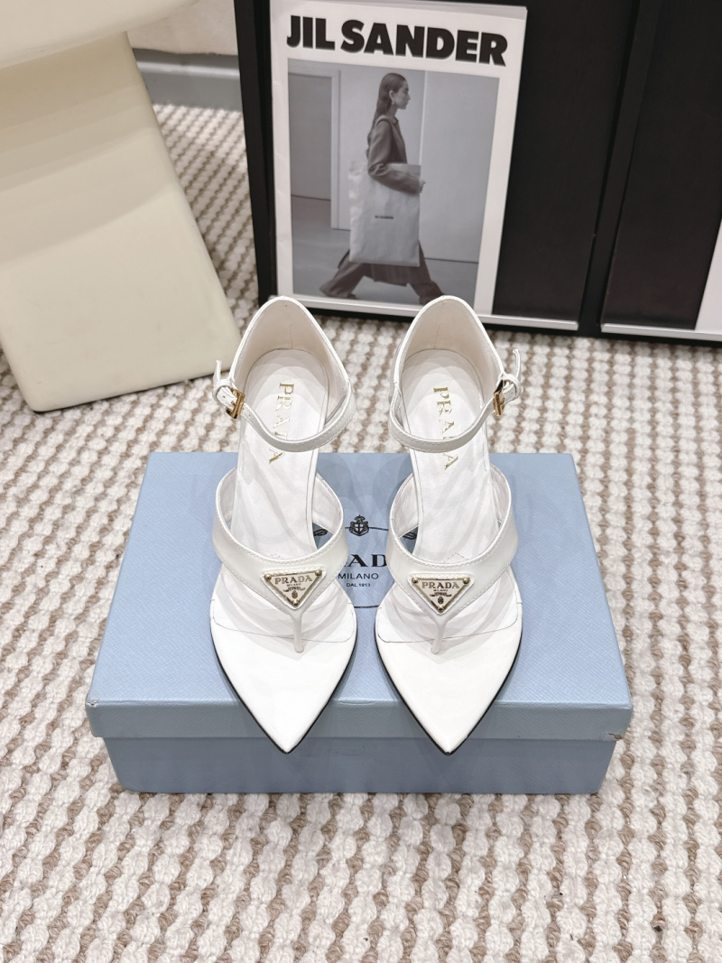 Женские белые босоножки Prada на каблуке