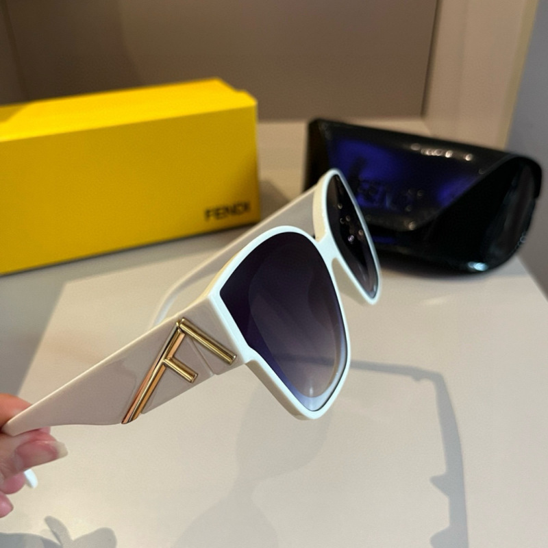 Солнцезащитные очки Fendi, белая оправа