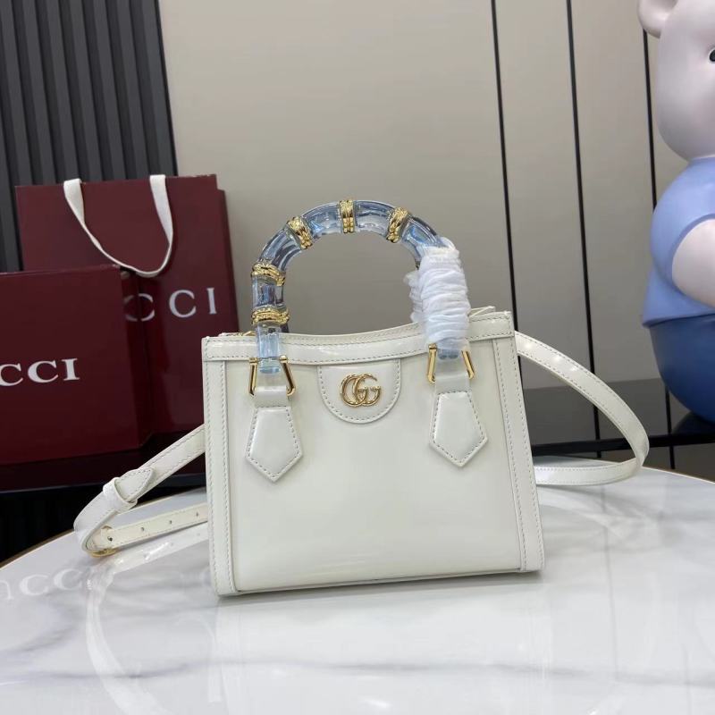 Белая сумка Gucci с бамбуковой ручкой