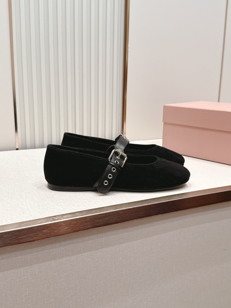 Женские замшевые балетки MiuMiu черные с пряжкой Miu Miu