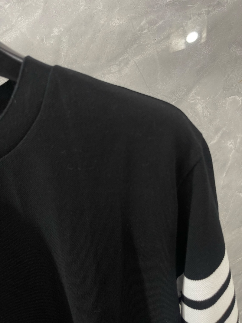 Женская футболка черная с полосками на рукаве Thom Browne
