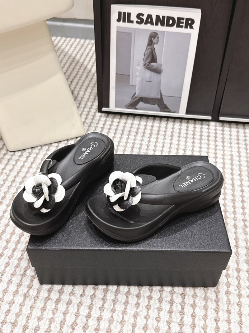 Шлёпанцы с декором из цветов Chanel