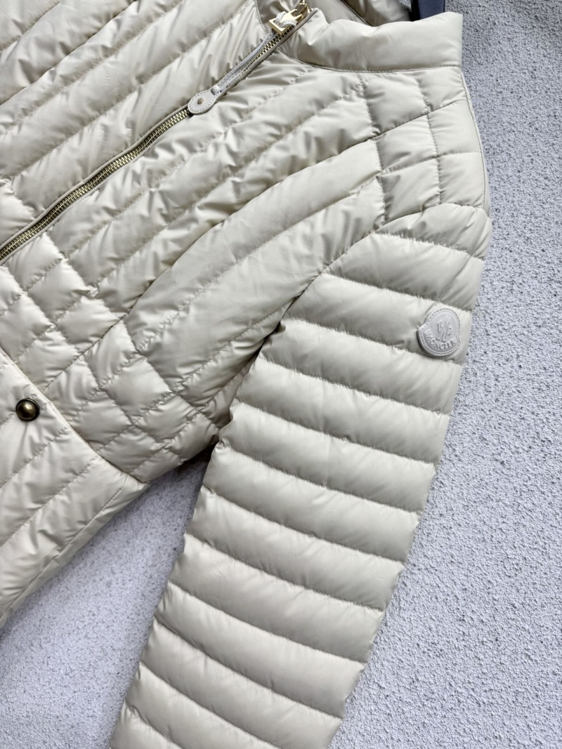 Пуховик Moncler с квадратной стежкой