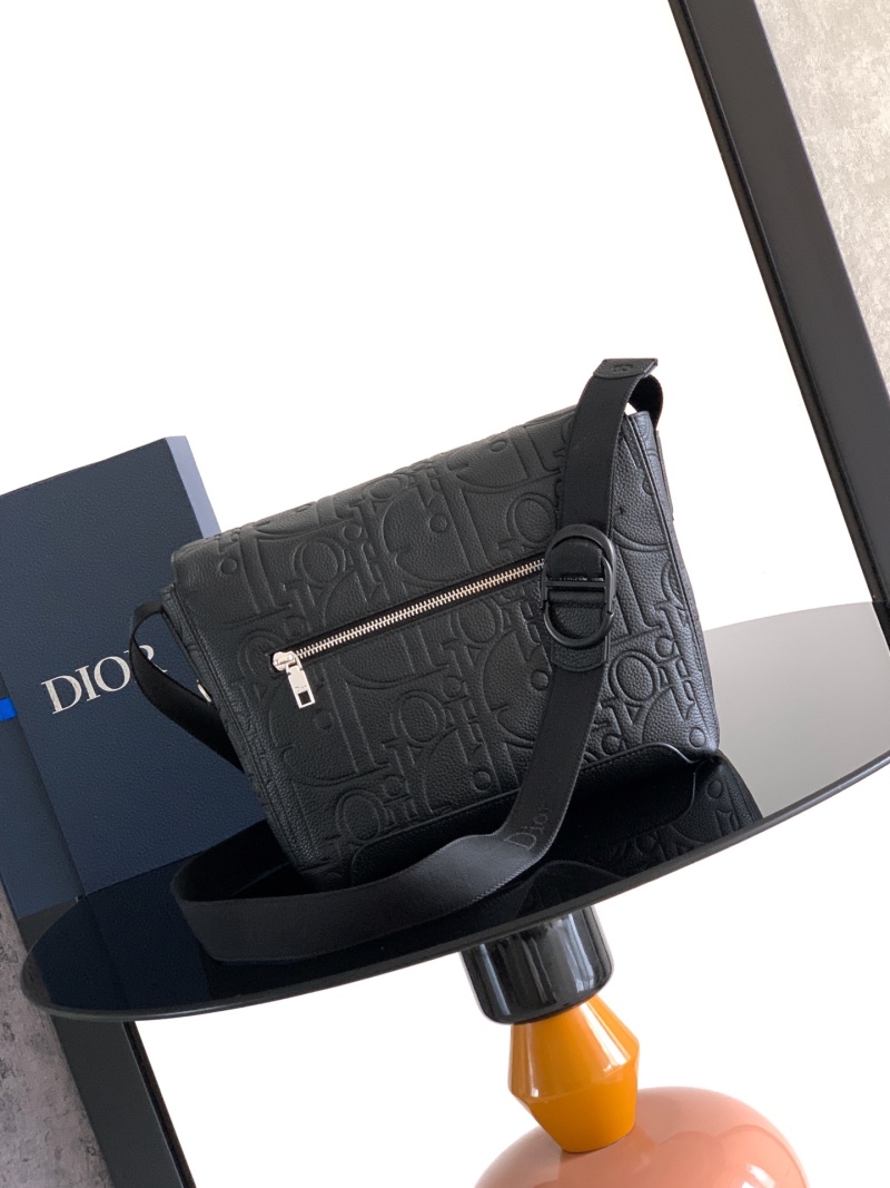 Черная сумка Dior с тиснением