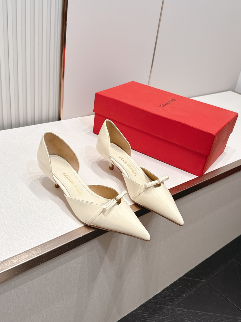 Женские туфли Salvatore Ferragamo бежевые с бантом