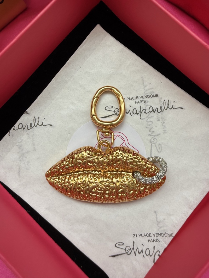 Подвеска в виде губ Schiaparelli