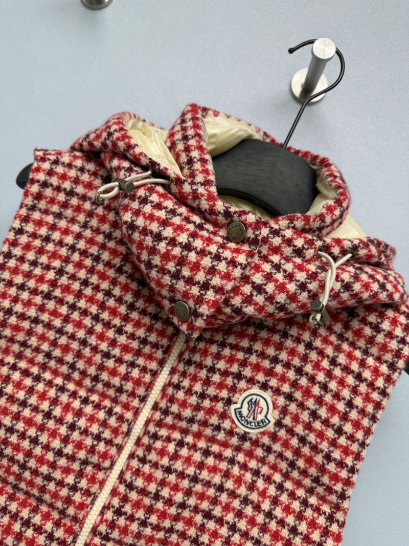 Жилет Moncler с красным квадратным узором