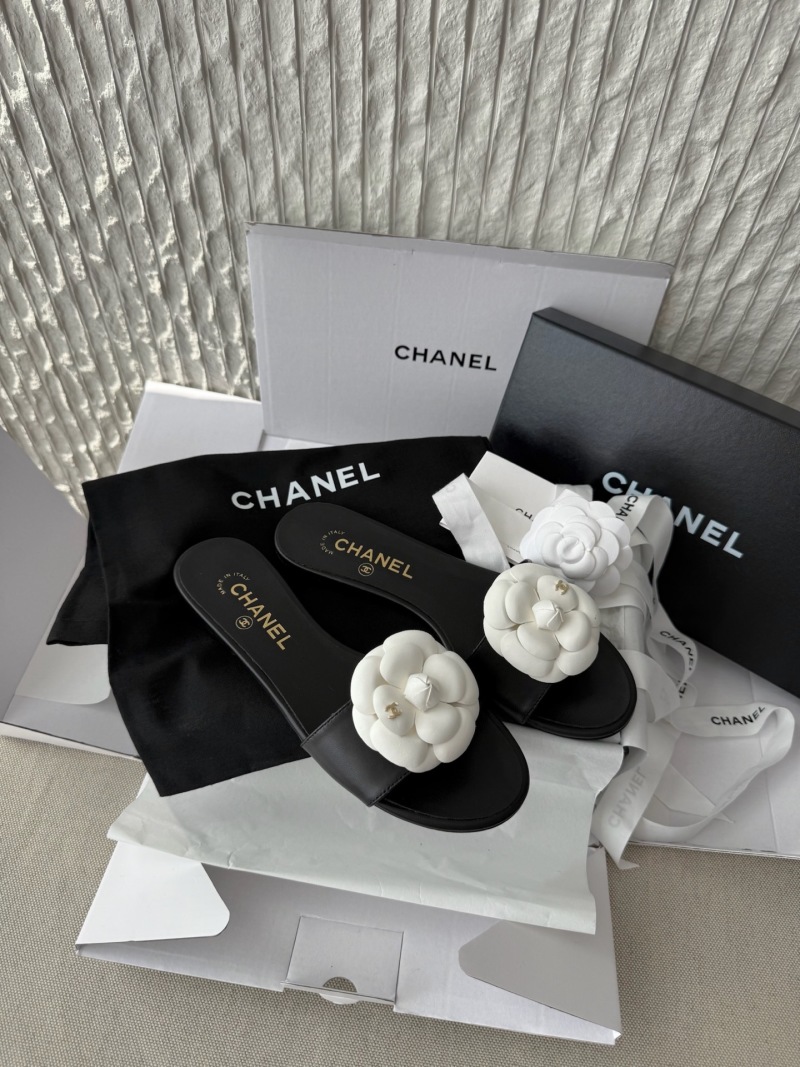 Мюли Chanel из черной кожи с белым цветком
