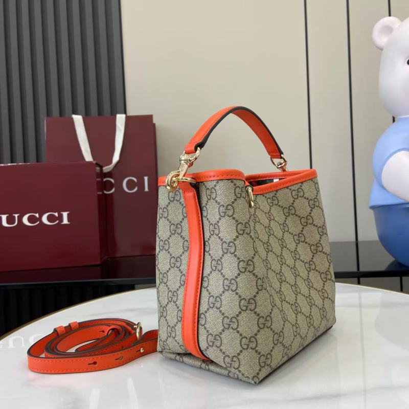 Сумка Gucci с монограммой и оранжевыми вставками
