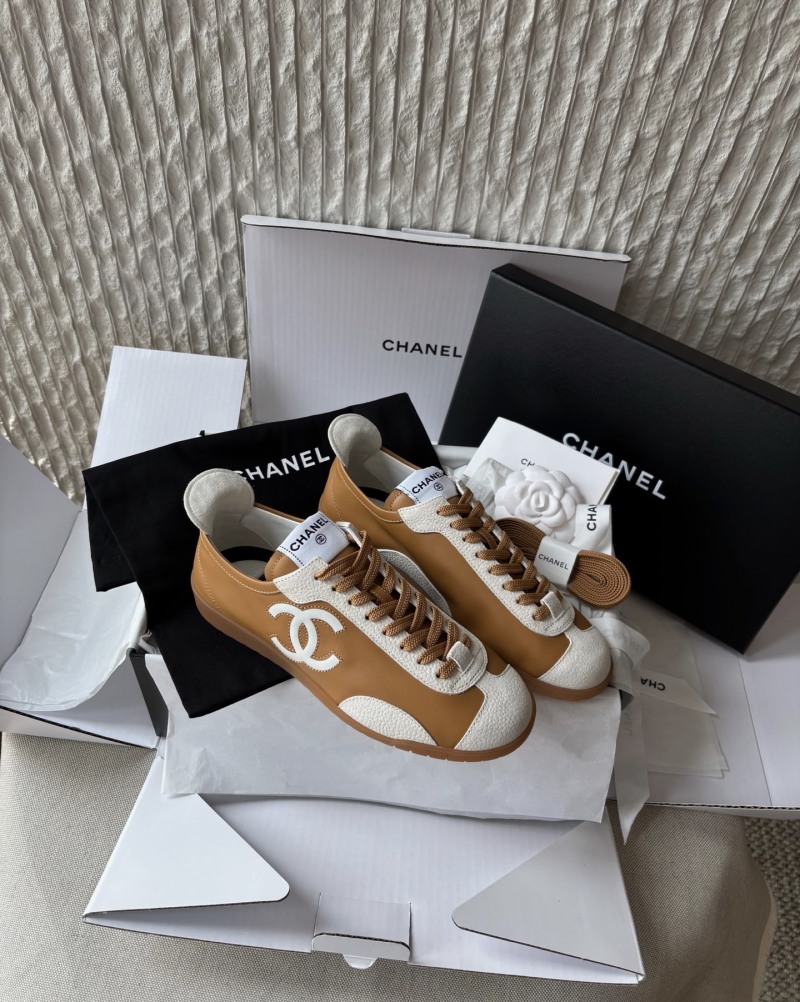 Женские кроссовки с логотипом Chanel