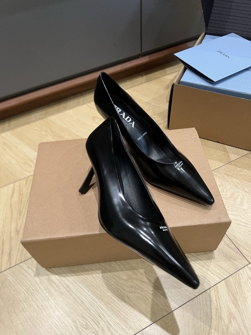 Черные лаковые туфли Prada с острым носом