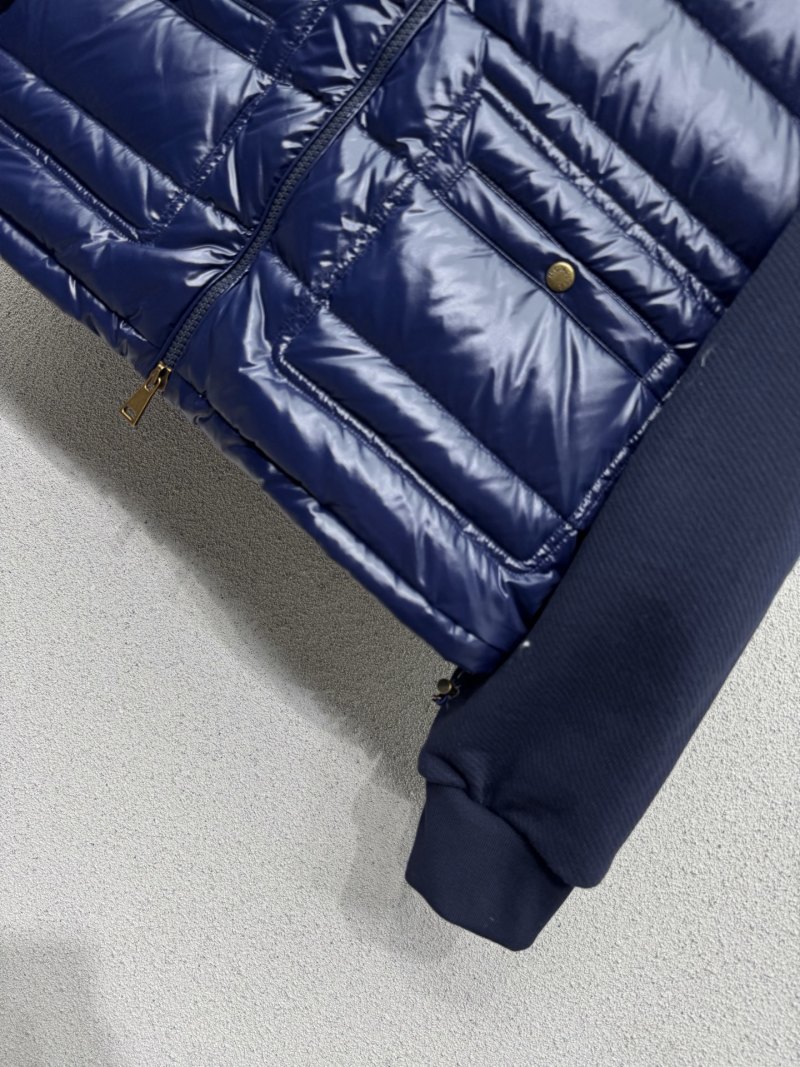 Зимняя куртка-пуховик с контрастными рукавами Moncler