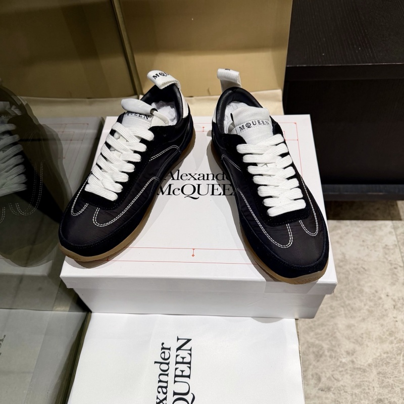 Стильные черно-белые кроссовки McQueen с белой подошвой Alexander McQueen