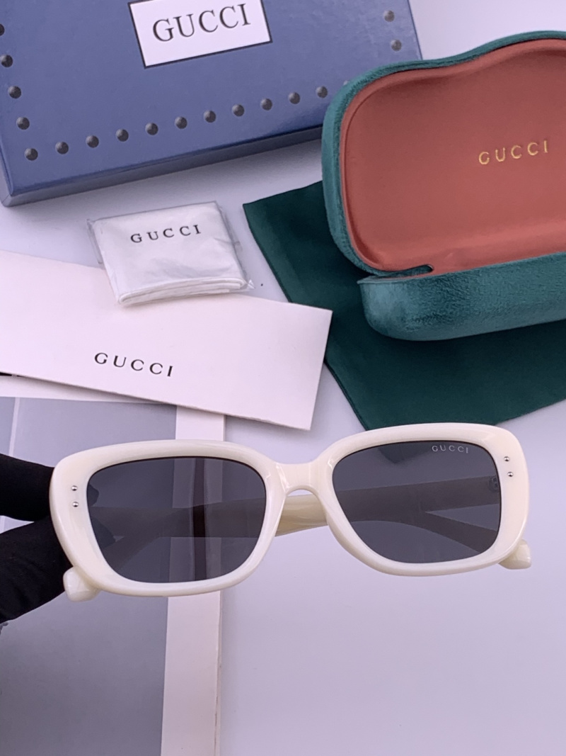 Женские солнцезащитные очки в белой квадратной оправе Gucci