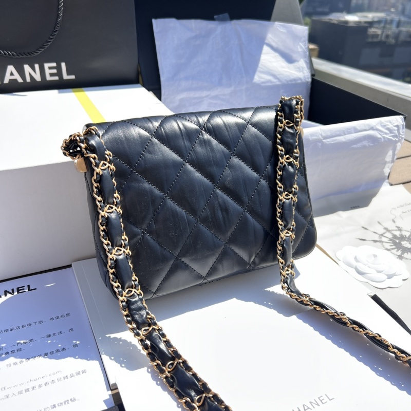 Черная кожаная сумка Chanel с золотой цепью