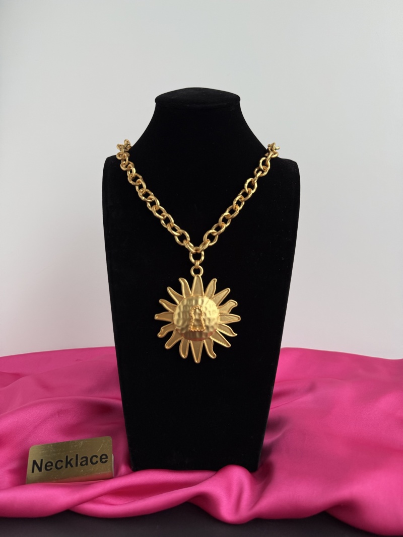 Золотистое колье с солнечным медальоном Schiaparelli