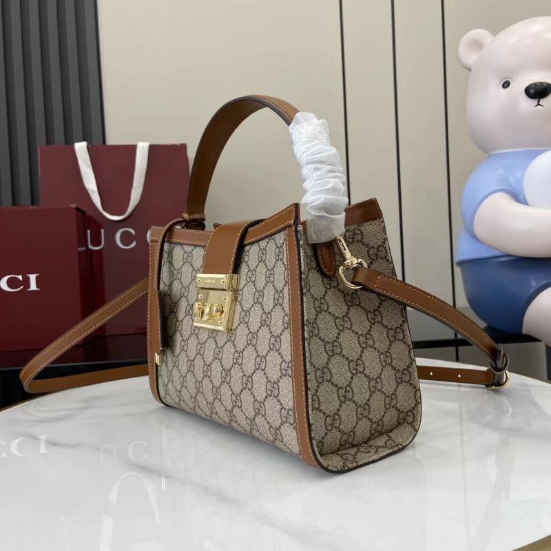 Сумка Gucci с замком и монограммой