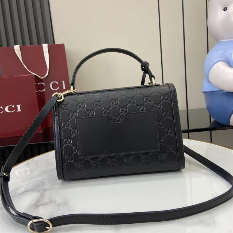 Сумка Gucci с золотой фурнитурой
