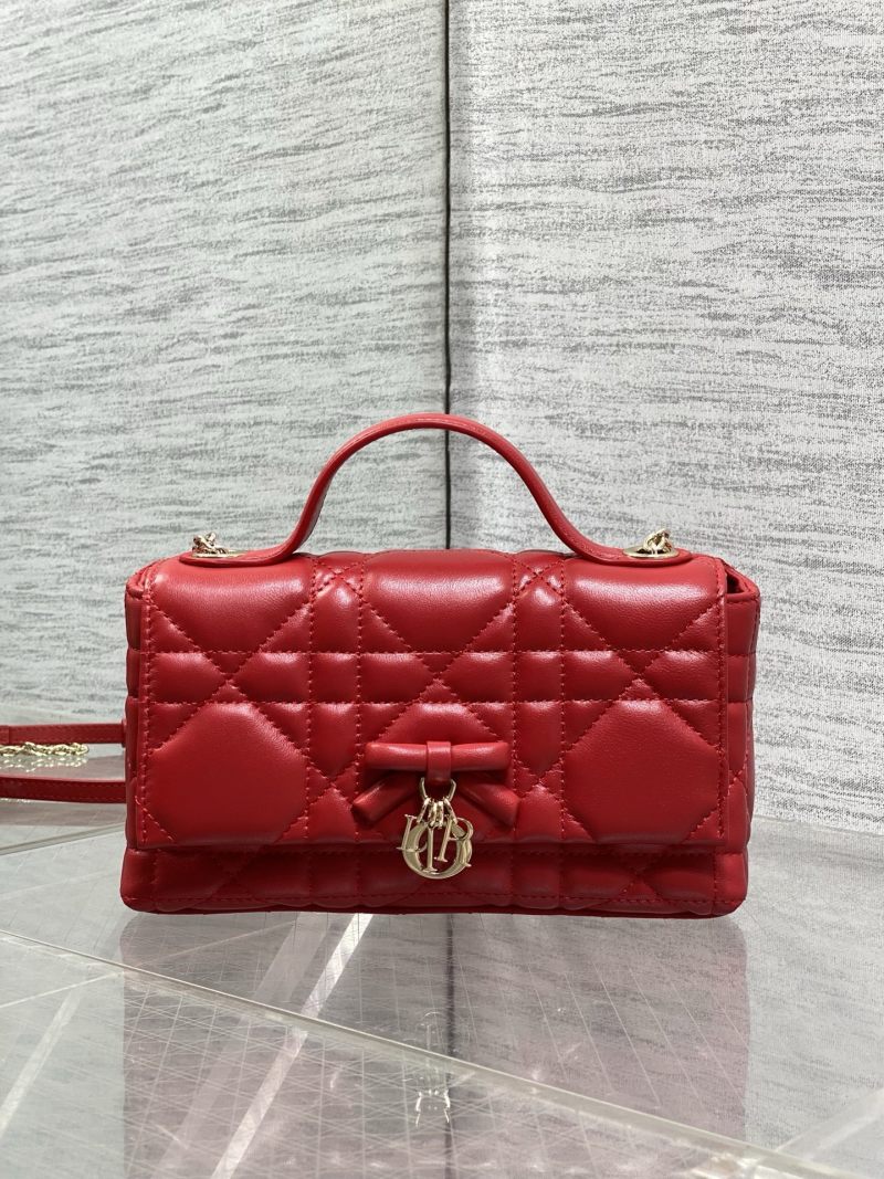 Красная сумка Dior с цепочкой и ручкой