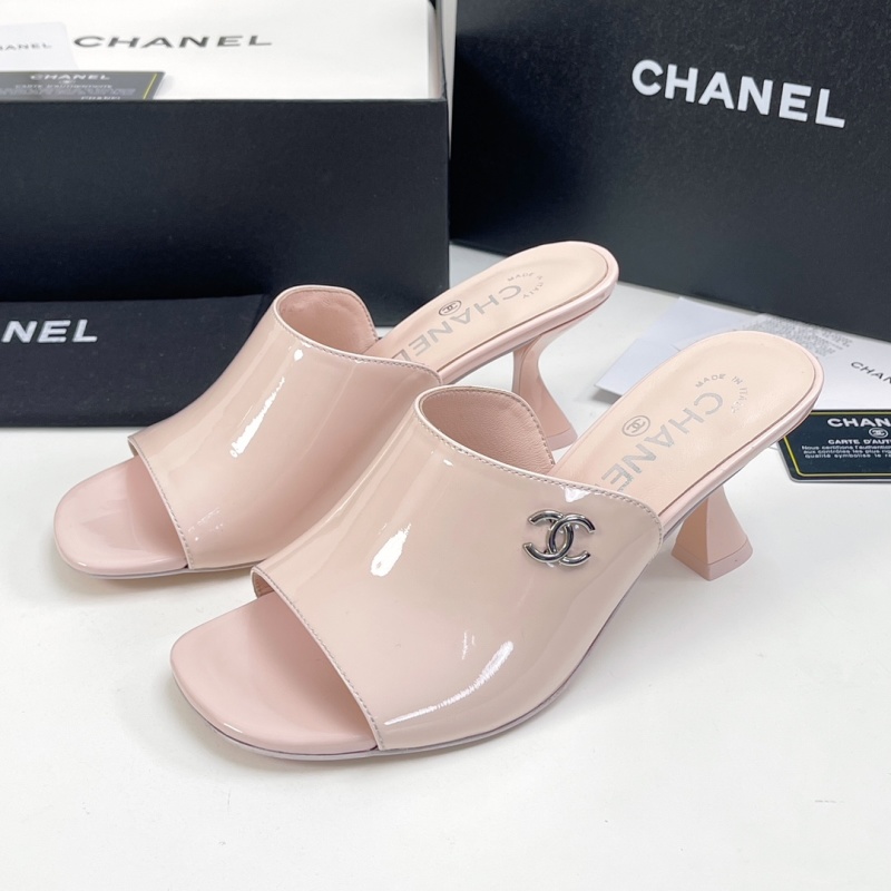 Женские лаковые мюли на каблуке с металлическим декором Chanel