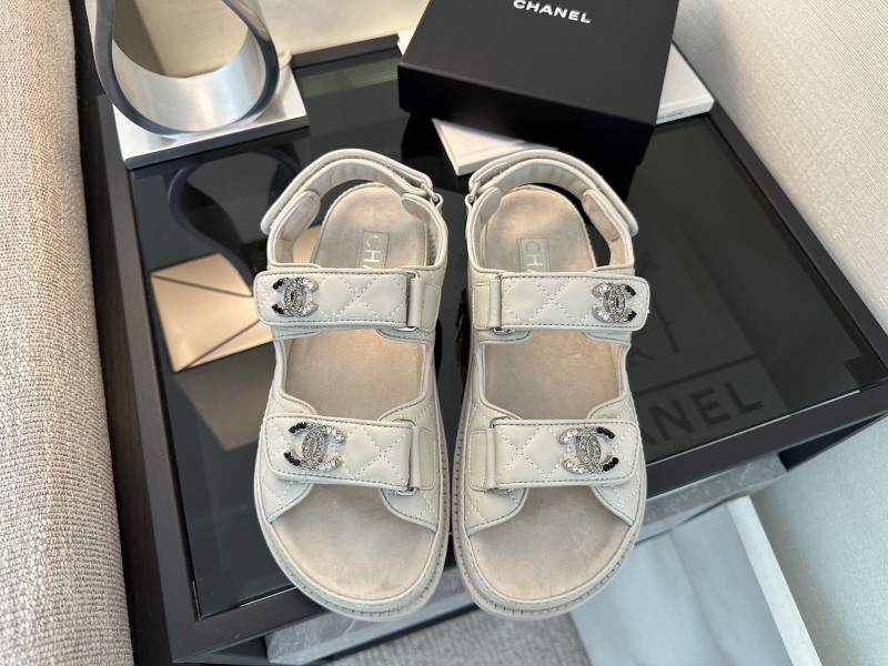 Сандалии женские белые с логотипом и стеганым рисунком Chanel