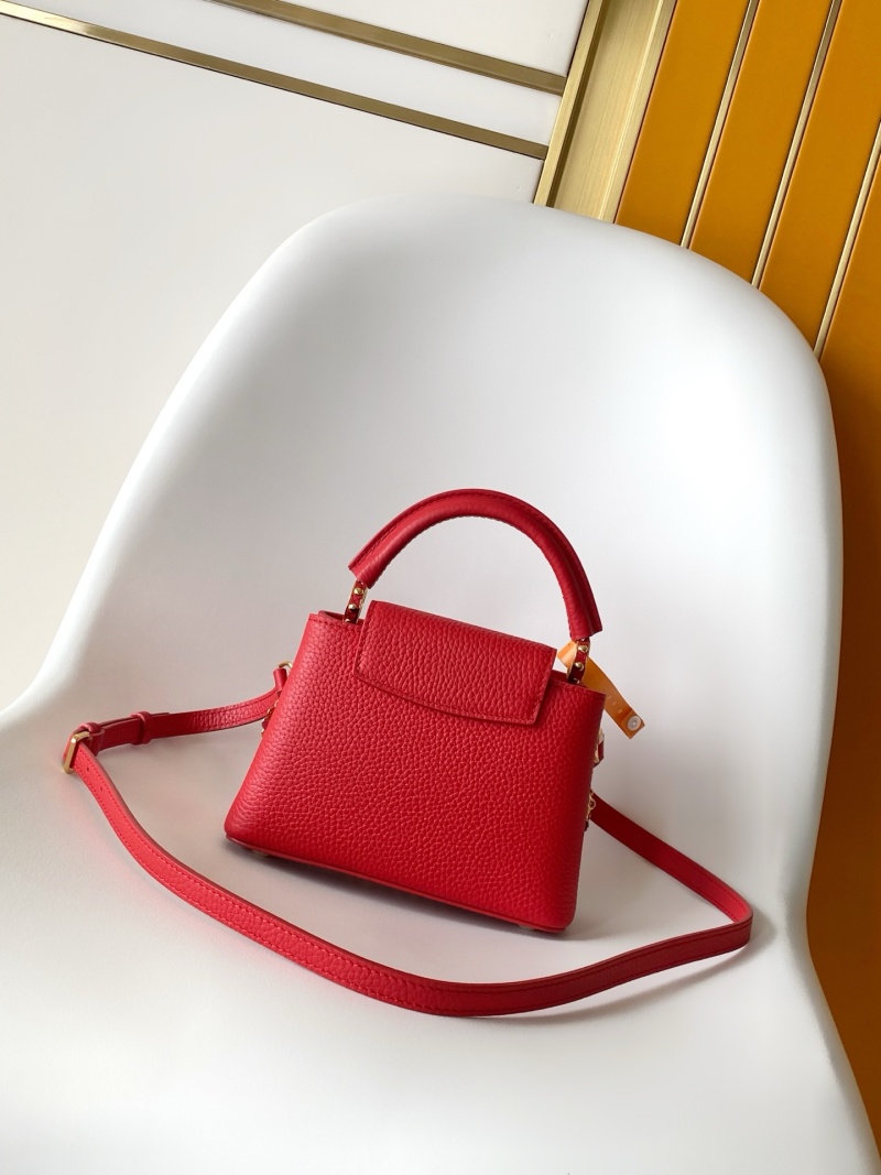 Красная сумка Louis Vuitton с декоративной цепочкой