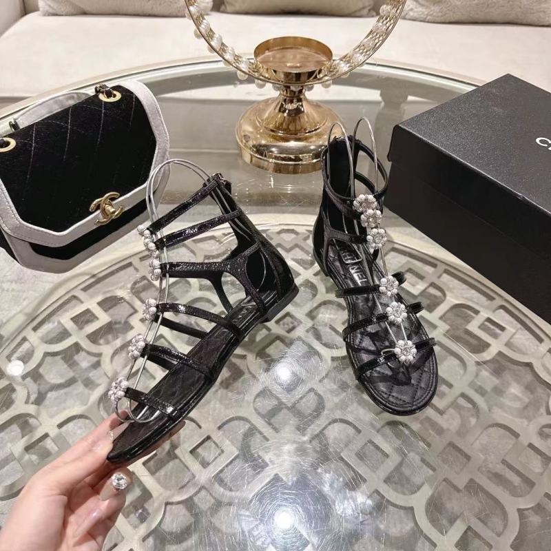 Черные сандалии с цветочным декором Chanel
