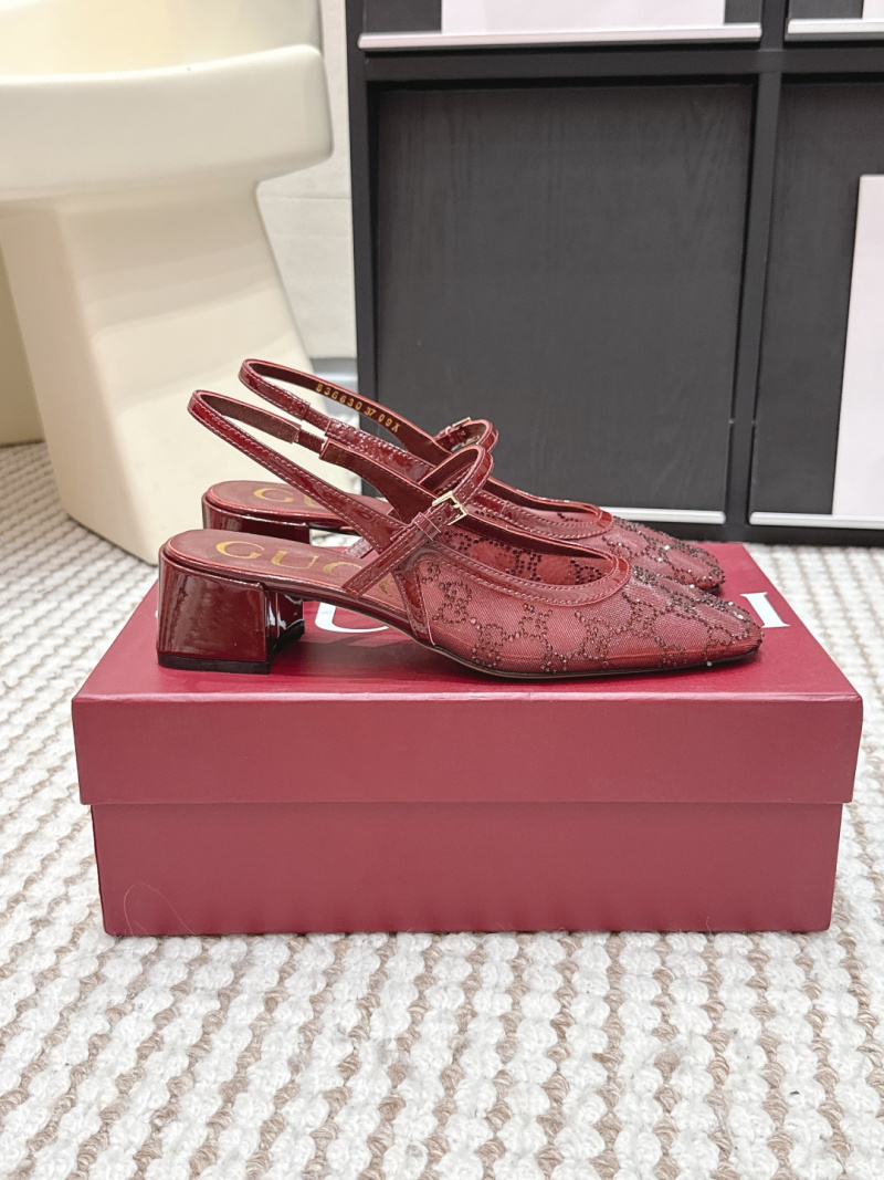 Туфли гетта женские с пряжкой и вышивкой Gucci