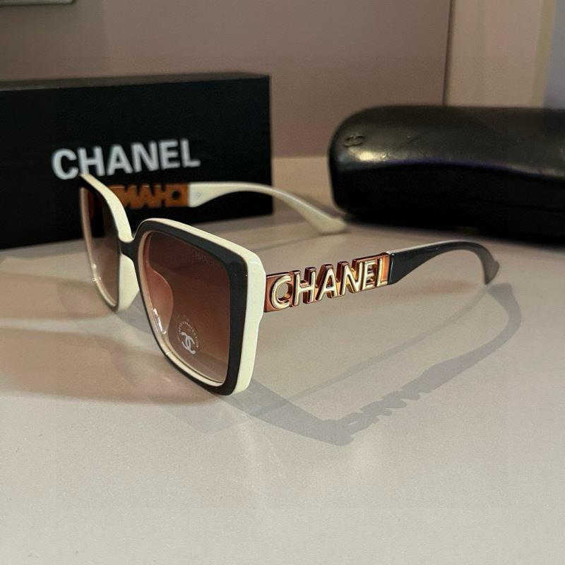 Солнечные очки Chanel с металлической надписью