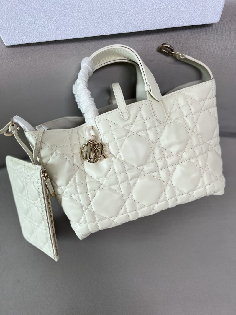 Белая женская сумка D.Toujours из кожи с золотой фурнитурой Dior