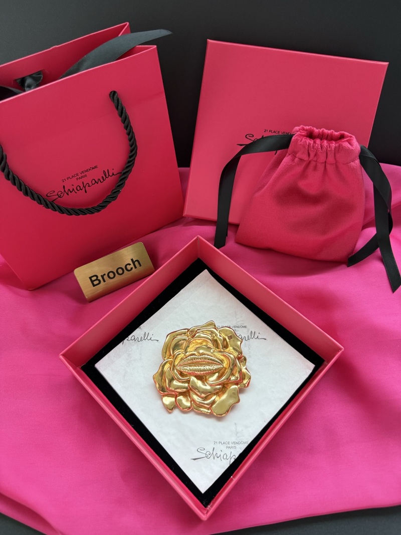 Брошь Schiaparelli в виде розы с ртом