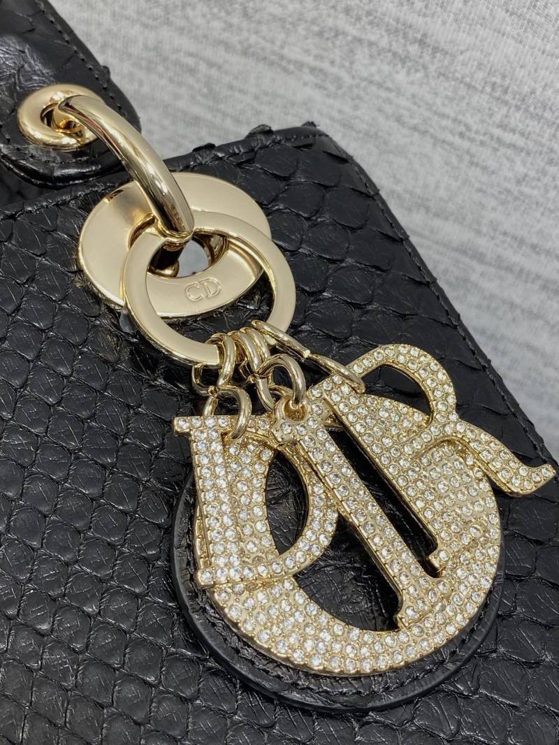 Черная сумка Lady Dior с тиснением под змею