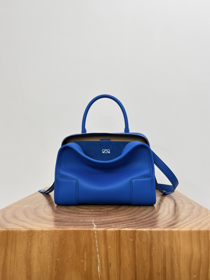 Синяя кожаная сумка Loewe Amazona 180