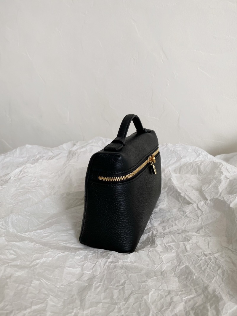 Чёрная сумка Loro Piana с золотой фурнитурой
