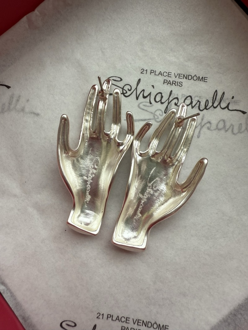 Серьги в виде рук Schiaparelli