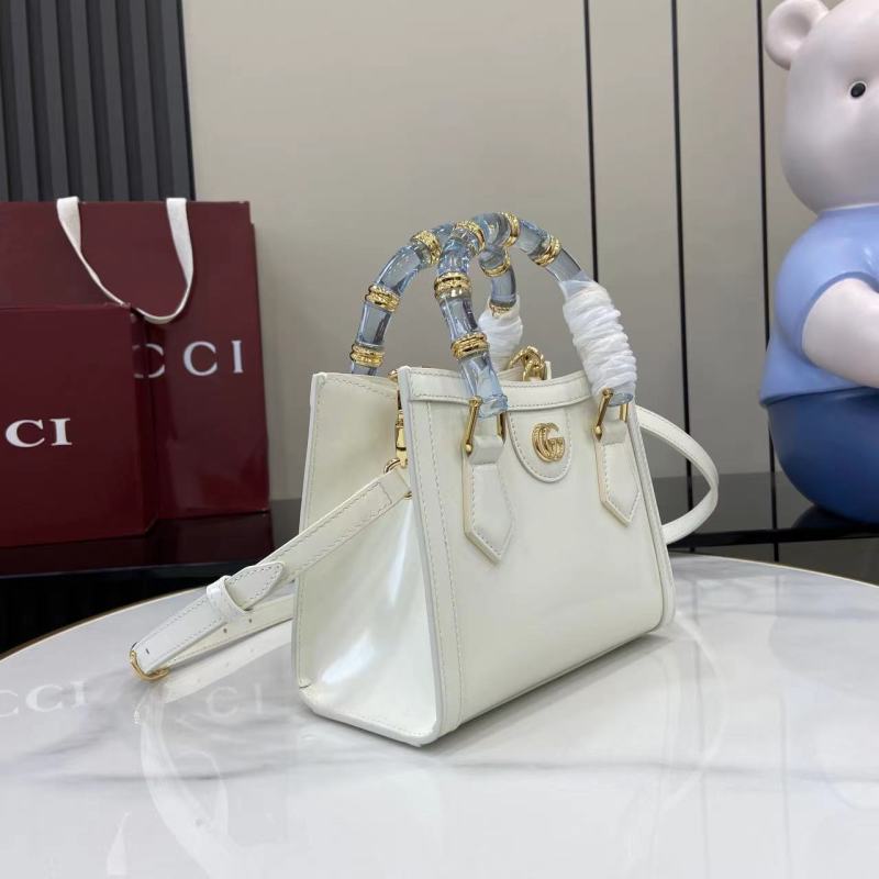 Белая сумка Gucci с бамбуковой ручкой