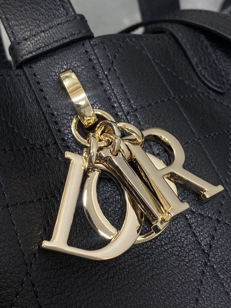 Черная сумка Dior с золотой фурнитурой