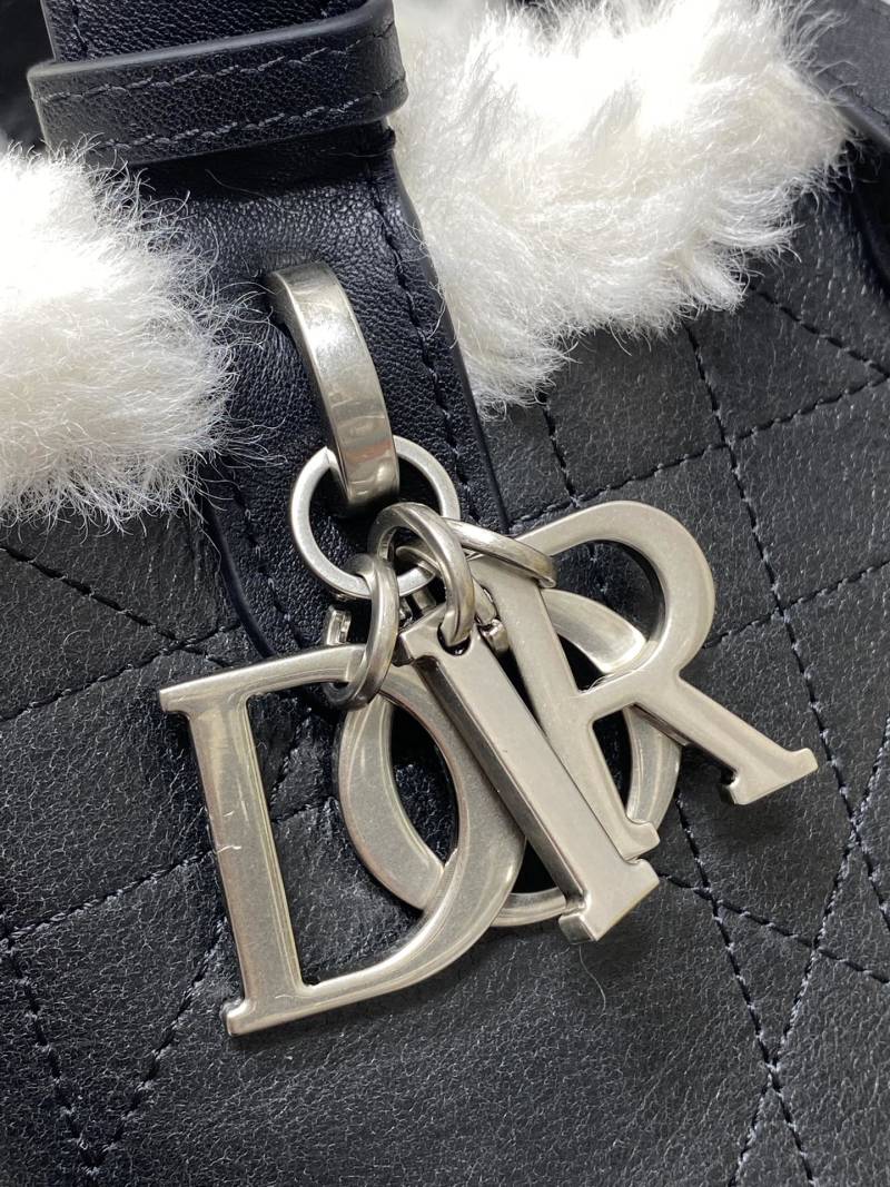 Сумка Dior с меховой отделкой и логотипом