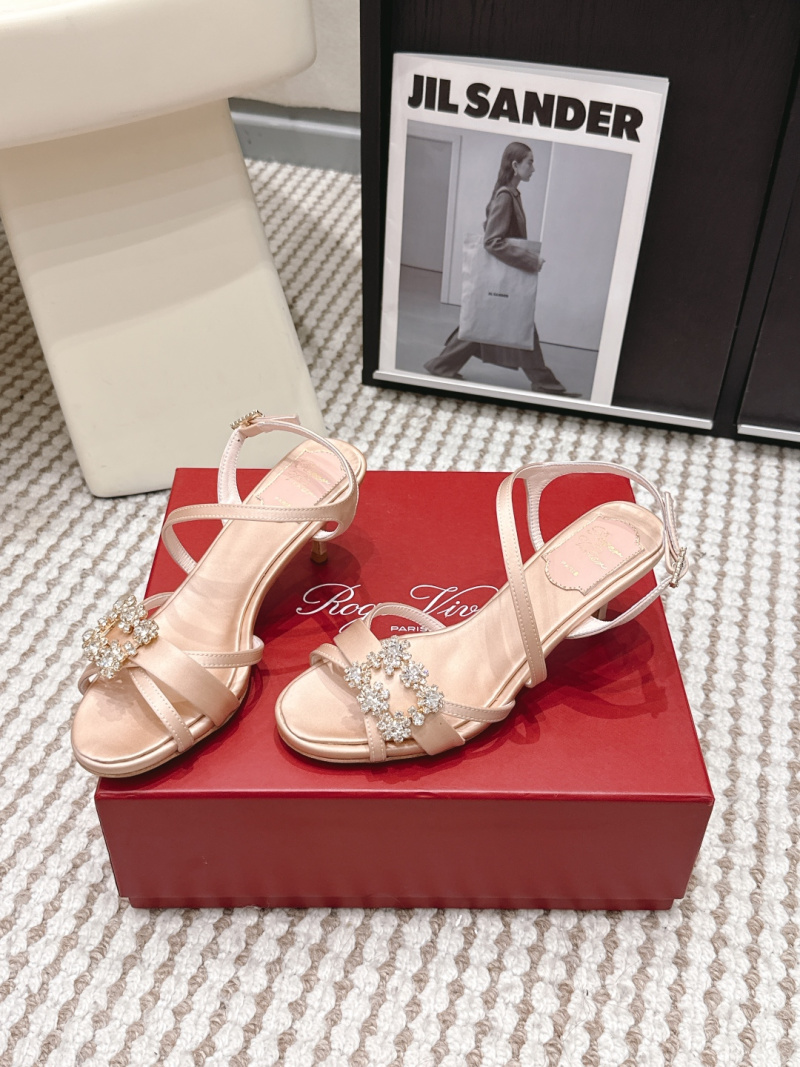 Розовые босоножки с цветочной пряжкой Roger Vivier